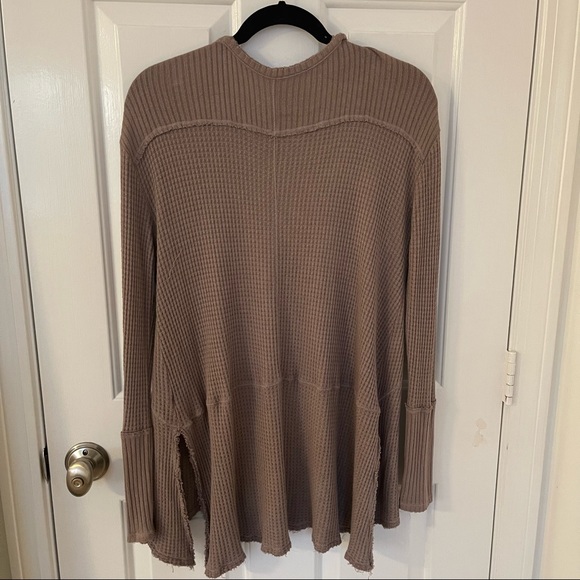 ๐HOST PICK๐ NWOT Free People Taupe Drippy long sleeve waffle print thermal T - Picture 5 of 16